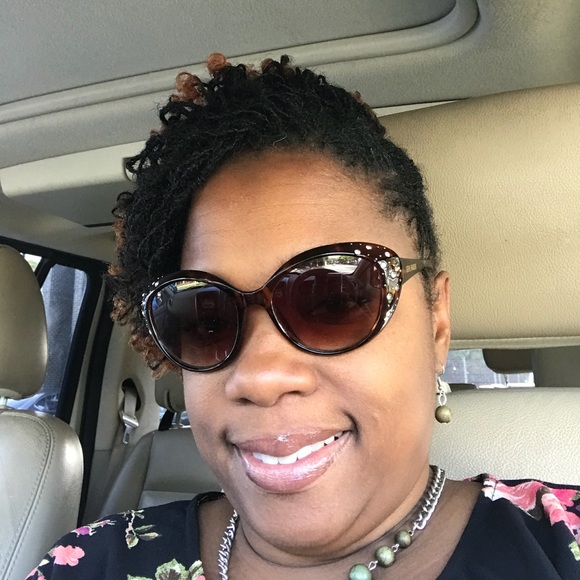 Meet your Posher, Ursula - Picture 1 of 1